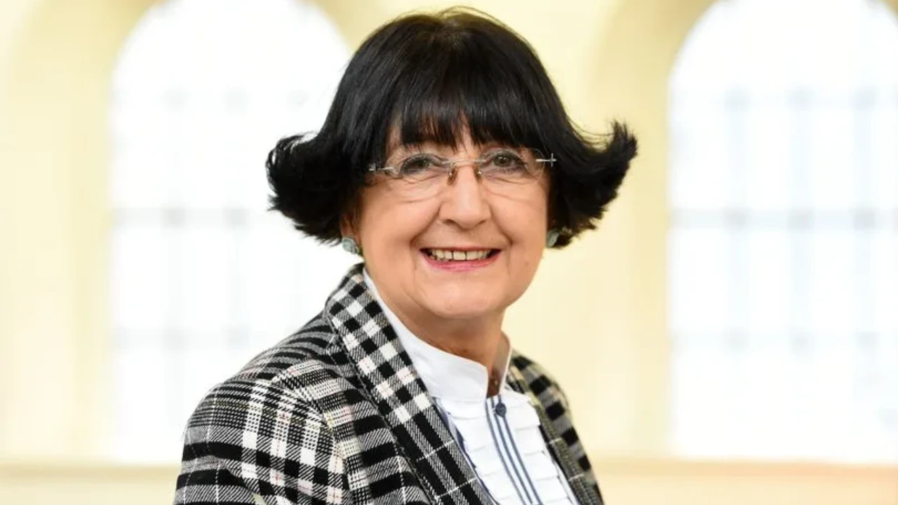 Anita Manning Net Worth Scottish Auctioneer, Antiques Specialist