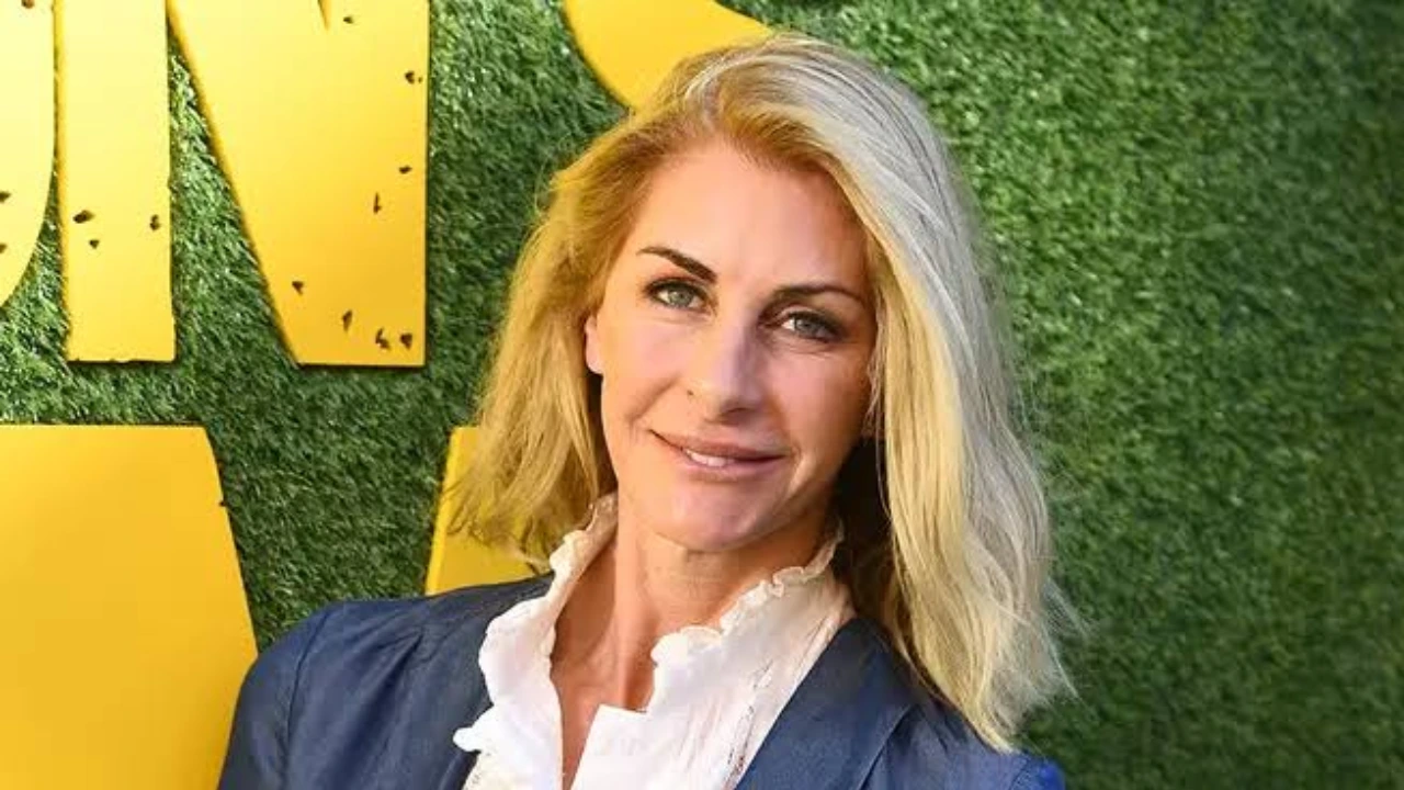 Lisa Hogan Age